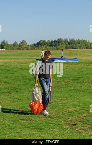 Parachutistes - 2014. Les parachutistes sur aérodrome. Banque D'Images