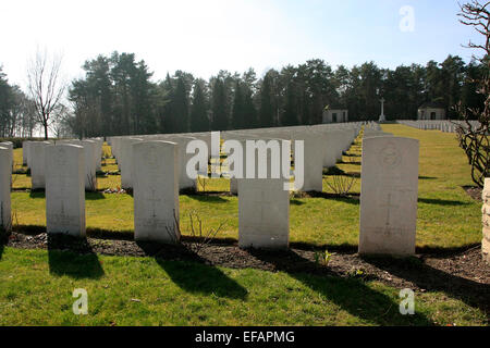 Le cimetière de guerre Becklingen est un cimetière militaire, qui a été construit sous la direction de la Commission des sépultures de guerre du Commonwealth et est sous surveillance. Ce cimetière est situé près du village de Wietzendorf Bockel dans le district nord de Becklingen directl Banque D'Images