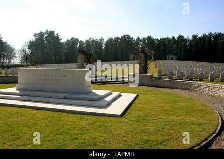 Le cimetière de guerre Becklingen est un cimetière militaire, qui a été construit sous la direction de la Commission des sépultures de guerre du Commonwealth et est sous surveillance. Ce cimetière est situé près du village de Wietzendorf Bockel dans le district nord de Becklingen directl Banque D'Images