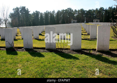 Le cimetière de guerre Becklingen est un cimetière militaire, qui a été construit sous la direction de la Commission des sépultures de guerre du Commonwealth et est sous surveillance. Ce cimetière est situé près du village de Wietzendorf Bockel dans le district nord de Becklingen directl Banque D'Images