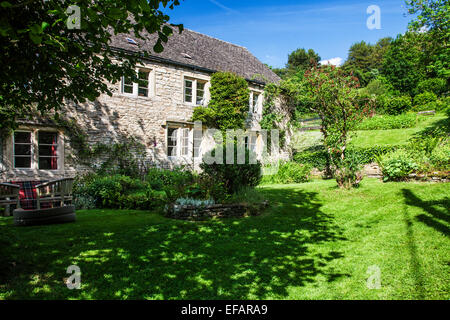 Une jolie maison en pierre dans la campagne des Cotswolds. Banque D'Images