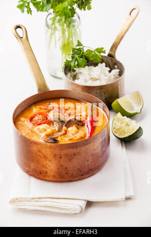 Soupe Thaï épicé Tom Yam avec du riz et des fruits de mer sur fond blanc Banque D'Images