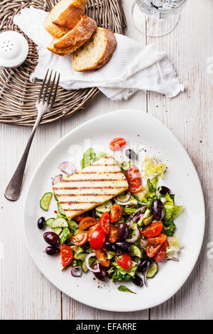 Salade de légumes frais au fromage blanc avec sur fond de bois Banque D'Images