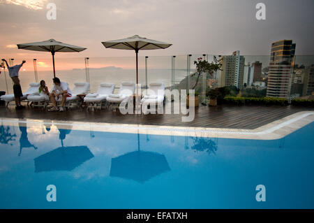 Miraflores Park Hotel Belmond la chaîne Orient Express. Lima. Le Pérou. Au 11ème étage est la piscine avec magnifique et exceptionnel v Banque D'Images