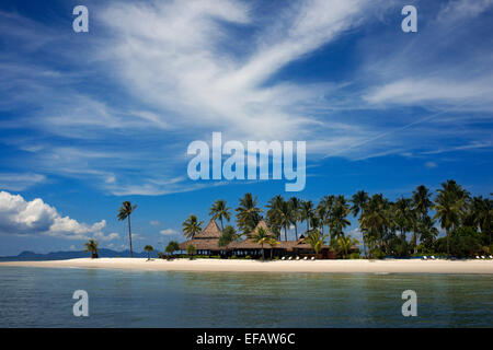 Hôtel sur une plage bordée de palmiers, Koh Mook Sivalai Beach Resort Hotel, île de Ko Muk ou , la Thaïlande, en Asie du sud-est, en Asie. Sivalai Banque D'Images