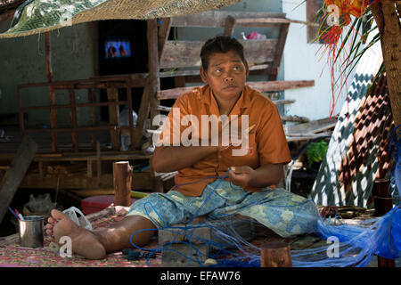 Pêcheur réparant leurs filets. Gypsy village de pêche. Koh Mook (Muk) est une petite île rocheuse au large de la côte de la province de Trang. Sur Banque D'Images