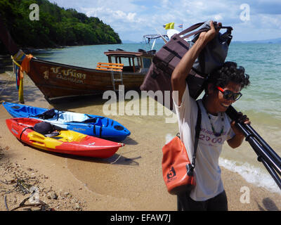 Activités Kayak Six Senses Resort, Koh Yao Noi, Phang Nga Bay, en Thaïlande, en Asie. Six Senses Yao Noi définit le point de repère le plus élevé Banque D'Images