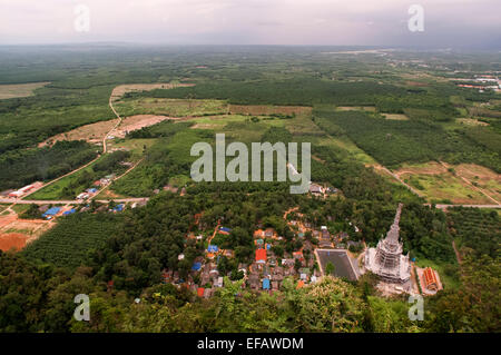 Depuis sanctuaire bouddhiste et statue sur le sommet de la montagne vers Tiger Cave Temple (Wat Tham sua), Krabi, Thaïlande. T Banque D'Images