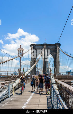 Pont de Brooklyn. Piétons sur le pont de Brooklyn pour piétons à vers Brooklyn, New York, NY, USA Banque D'Images