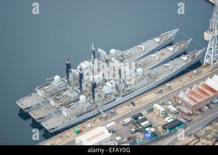 Une vue aérienne de navires de guerre de la Royal Navy amarré à l'HMNB Portsmouth Banque D'Images