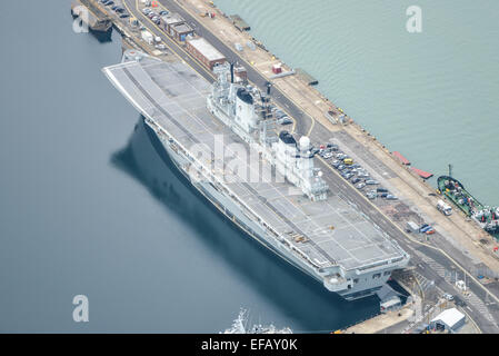 Une vue aérienne du HMS Illustrious, un porte-avions de la classe Invincible déclassés de la Royal Navy amarré à Portsmouth Banque D'Images