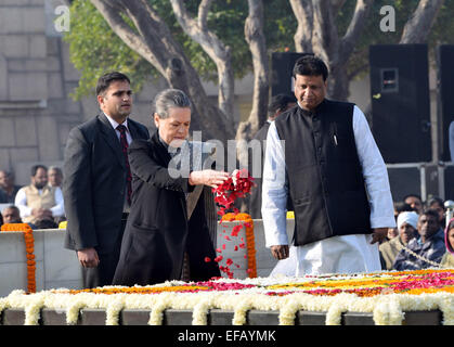 New Delhi, Inde. 30 janvier, 2015. La présidente du parti du Congrès national indien, Sonia Gandhi (C) rend hommage floral à Rajghat, le mémorial du Mahatma Gandhi sur sa mort anniversaire en Inde, le 30 janvier 2015. Gandhi a été assassiné le 30 janvier 1948, alors qu'il marchait vers une plate-forme à partir de laquelle il était de s'attaquer à une réunion de prière. Credit : Partha Sarkar/Xinhua/Alamy Live News Banque D'Images