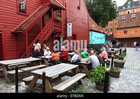 En bois vieux bâtiments hanséatique faisant partie du Bryggen, un site classé au patrimoine mondial, la ville de Bergen, Hordaland, Norvège Banque D'Images