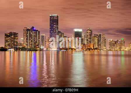 Bayfront Miami skyline at night avec reflets dans l'eau réelle Banque D'Images