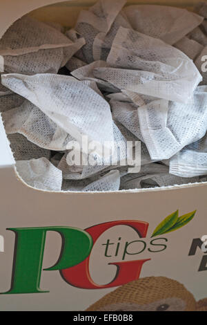 Fort de PG tips les sachets de thé ouvert pour afficher contenu Banque D'Images