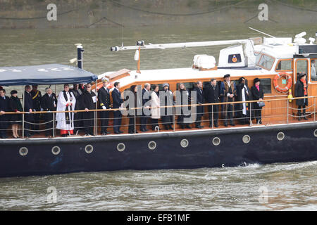 Le pont de Westminster, Londres, Royaume-Uni. 30 janvier 2015. Les membres de la famille Churchill à bord du Havengore comme elle re-crée son voyage le jour de funérailles d'état de Winston Churchill, il y a 50 ans aujourd'hui. Crédit : Matthieu Chattle/Alamy Live News Banque D'Images