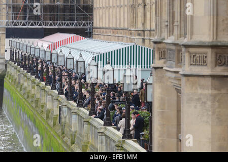 Le pont de Westminster, Londres, Royaume-Uni. 30 janvier 2015. Une foule à la Maison du Parlement regardez comme Havengore approches. Les membres de la famille Churchill à bord du Havengore comme elle re-crée son voyage le jour de funérailles d'état de Winston Churchill, il y a 50 ans aujourd'hui. Crédit : Matthieu Chattle/Alamy Live News Banque D'Images