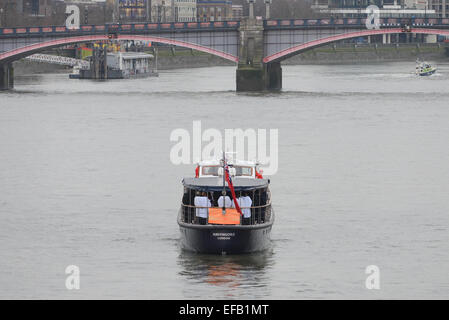 Le pont de Westminster, Londres, Royaume-Uni. 30 janvier 2015. Les membres de la famille Churchill à bord du Havengore comme elle re-crée son voyage le jour de funérailles d'état de Winston Churchill, il y a 50 ans aujourd'hui. Crédit : Matthieu Chattle/Alamy Live News Banque D'Images