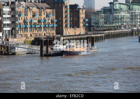 L'Havengore amarré à l'extérieur à Wapping Londres HMS Président le matin du 50e anniversaire des funérailles de Winston Churchill Banque D'Images