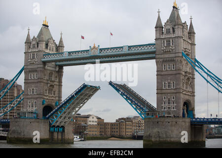 Tower Bridge salue les Havengore sur l'ocassion du 50e anniversaire de Winston Churchill's Funeral skyline Banque D'Images