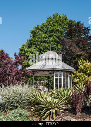 La ville kiosque parmi les plantes exotiques dans les jardins de Britannia, Dartmouth, dans le sud du Devon Banque D'Images