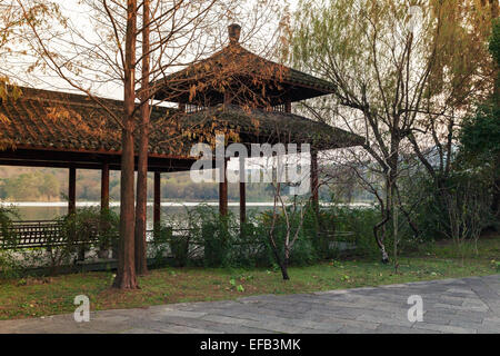 Chinois traditionnel en bois gazebo sur la côte. Balade autour du célèbre Lac de l'Ouest à Hangzhou city, Chine Banque D'Images