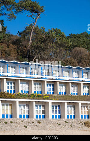 Cabines de plage à la Branksome Chine déné, Poole en Mars Banque D'Images