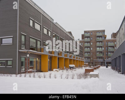 Appartement moderne avec des blocs de bois et un accent jaune , l'architecture contemporaine dans Oslo Norvège Banque D'Images