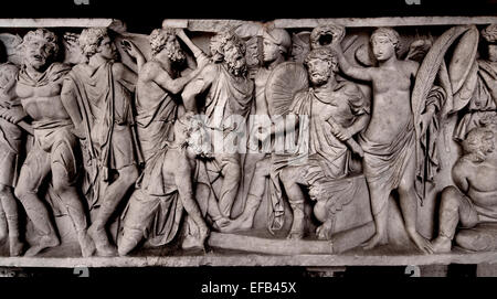 Panneau avant du sarcophage romain orné d'un relief représentant la présentation de la Sarmates deuxième siècle AD - Cortile, Musée Pio-Clementino Ottagono ( Musée du Vatican Rome Italie ) Banque D'Images