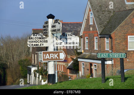 Panneaux à l'ancienne. Turners Hill village. West Sussex. L'Angleterre. UK Banque D'Images