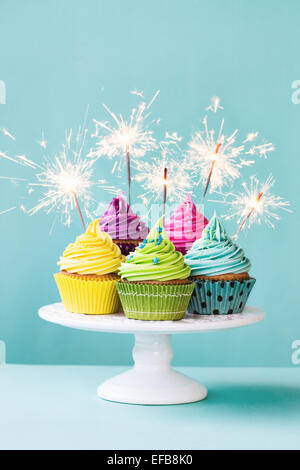 Cupcakes colorés décorés de cierges Banque D'Images