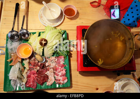 Le Sukiyaki ou Shuba Shabu ou Hot Pot in restaurant Banque D'Images