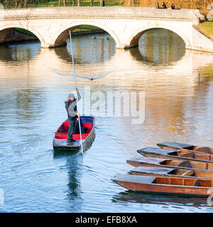 Cambridge, UK. 30 janvier, 2015. Météo France : les touristes profiter de promenades en barque sur la rivière Cam Cambridge, en hiver le soleil, par une froide après-midi avec un vent du nord froid bitingly. L'Est de l'Angleterre a en grande partie échappé à la neige qui a touché les Midlands et le nord du pays. Plates continuent d'exercer leur métier sur le "dos" des bâtiments historiques de l'Université de Cambridge. Credit : Julian Eales/Alamy Live News Banque D'Images