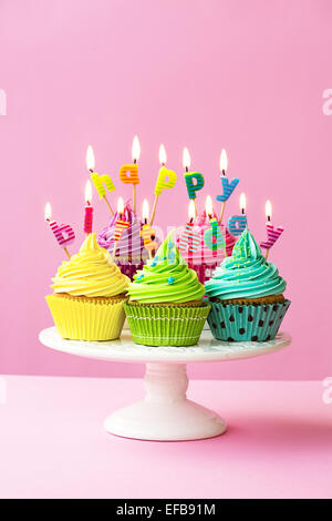 Joyeux anniversaire cupcakes sur un cakestand Banque D'Images