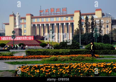 Chengdu, Chine : Shanghai Science and Technology Museum et le président Mao Zedong statue en Tianfu Square Banque D'Images