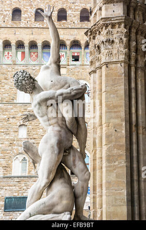 Florence,Italie-août 26,2014:beaucoup de touristes dans la Piazza della Signoria, prendre des photos, acheter des souvenirs ou entrer dans le Palazzo Vecchi Banque D'Images