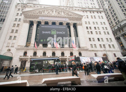 New York, USA. 30Th Jan, 2015. Des foules de la queue pour les amateurs de hamburger hamburger à l'extérieur du New York Stock Exchange décorée pour l'agiter Shack's premier jour de négociation sur leur premier appel public à l'épargne le Vendredi, Janvier 30, 2015. Le stock de the burger joint plus que doublé après l'ouverture jusqu'à 47 $ par action, valorisant la société à plus de 1 milliards de dollars. Le restaurant dispose de 63 sites dans le monde et a débuté en 2001 comme un stand de hot-dog dans le Madison Square Park. Crédit : Richard Levine/Alamy Live News Banque D'Images