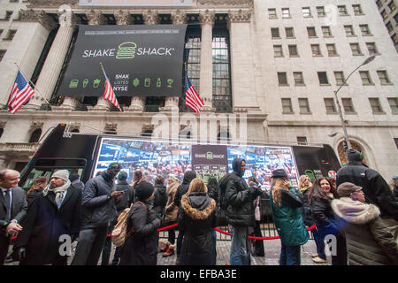 New York, USA. 30Th Jan, 2015. Des foules de la queue pour les amateurs de hamburger hamburger à l'extérieur du New York Stock Exchange décorée pour l'agiter Shack's premier jour de négociation sur leur premier appel public à l'épargne le Vendredi, Janvier 30, 2015. Le stock de the burger joint plus que doublé après l'ouverture jusqu'à 47 $ par action, valorisant la société à plus de 1 milliards de dollars. Le restaurant dispose de 63 sites dans le monde et a débuté en 2001 comme un stand de hot-dog dans le Madison Square Park. Crédit : Richard Levine/Alamy Live News Banque D'Images