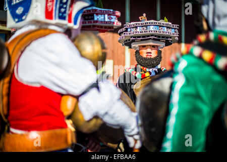 Les hommes en costume de masques. Capturés au cours de 2015 Waldstatt Alter Silvester,Suisse Banque D'Images