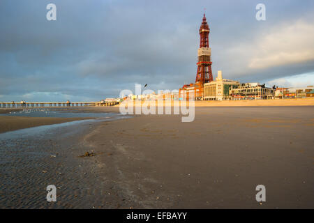 Blackpool, Royaume-Uni. 30 janvier, 2015. Météo France : un beau soir, quoique encore froid avec un refroidissement éolien sévère sur la côte à Blackpool. Crédit : Gary telford/Alamy Live News Banque D'Images