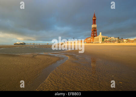 Blackpool, Royaume-Uni. 30 janvier, 2015. Météo France : un beau soir, quoique encore froid avec un refroidissement éolien sévère sur la côte à Blackpool. Crédit : Gary telford/Alamy Live News Banque D'Images