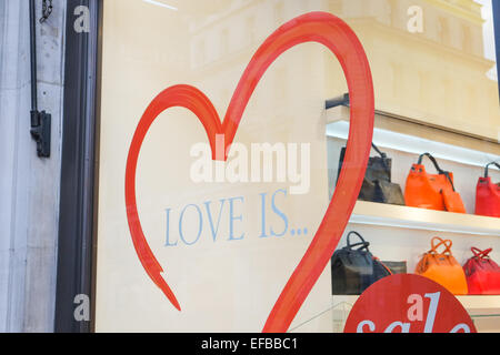 Regent Street, Londres, Royaume-Uni. 30 janvier 2015. Shop windows dans le West End de Londres ont un thème de la Saint-Valentin. Banque D'Images