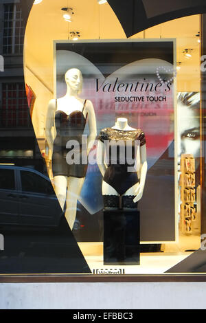 Regent Street, Londres, Royaume-Uni. 30 janvier 2015. Shop windows dans le West End de Londres ont un thème de la Saint-Valentin. Banque D'Images