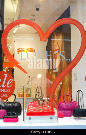 Regent Street, Londres, Royaume-Uni. 30 janvier 2015. Shop windows dans le West End de Londres ont un thème de la Saint-Valentin. Banque D'Images