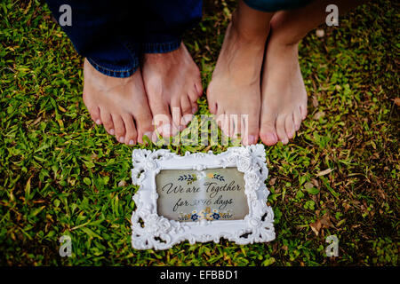 Les deux pieds ensemble on Green grass close up Banque D'Images