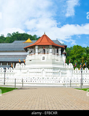 Temple de la Dent Sacrée, qui est situé dans le complexe du Palais Royal de l'ancien royaume de Kandy, Sri Lanka, Banque D'Images