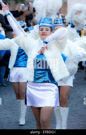 Majorettes et musiciens sur la Piazza del Popolo, Rome Banque D'Images