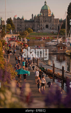 Soirée dans le port intérieur de Victoria, Colombie-Britannique, Canada. L'Assemblée législative de la Colombie-Britannique édifice est dans l'arrière-plan. Banque D'Images