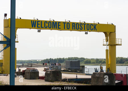 Bienvenue à Rostock signer au port de Rostock en Allemagne Banque D'Images