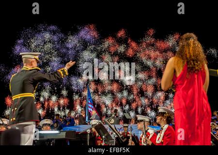 D'artifice explosent dans le motif d'un drapeau américain sur le fort McHenry pendant le Star Spangled événement spectaculaire célébrant le 200e anniversaire de l'hymne national le 14 septembre 2014 à Baltimore, Maryland. Le Maryland est où Francis Scott Key a écrit le poème de la défense fort McHenry durant la guerre de 1812, qui est devenu plus tard le Star-Spangled Banner hymne national. Banque D'Images